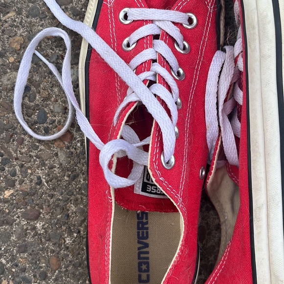 Red converse - Picture 2 of 2
